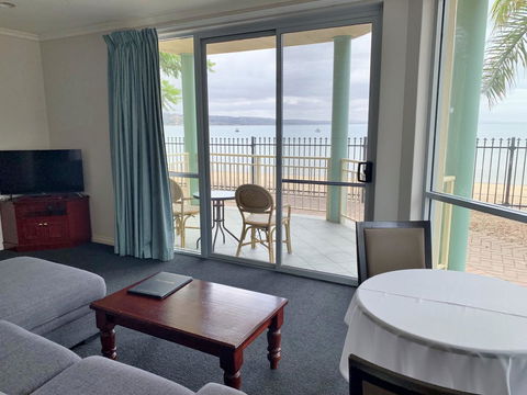 Hilton Beachfront Motel - Accommodation Asia 3