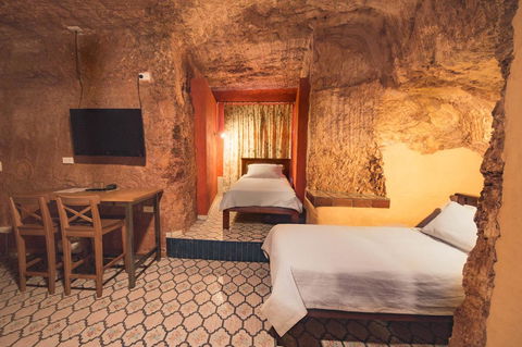 The Underground Motel - Accommodation Asia 20