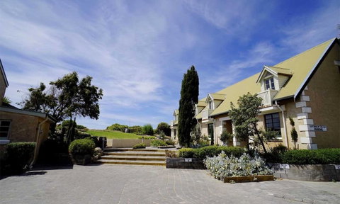 Caledonian Inn - Accommodation Guide 0