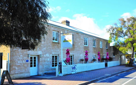Caledonian Inn - Accommodation Guide 1
