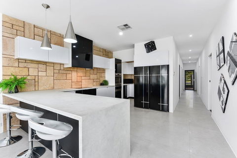 KENNEDY EXECUTIVE TOWNHOUSE - Accommodation Asia 6