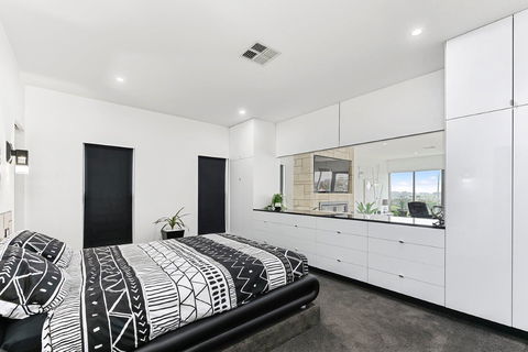 KENNEDY EXECUTIVE TOWNHOUSE - Accommodation Asia 11