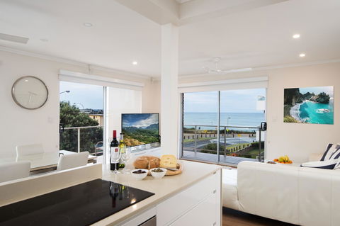 Stylish 3 Bedroom Beachview Apartment - Accommodation Asia 5