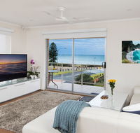 Stylish 3 Bedroom Beachview Apartment - Accommodation Asia