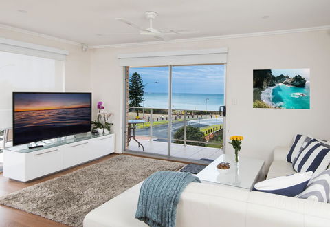 Stylish 3 Bedroom Beachview Apartment - Accommodation Asia 0