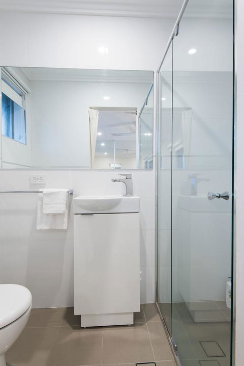Stylish 3 Bedroom Beachview Apartment - Accommodation Asia 2