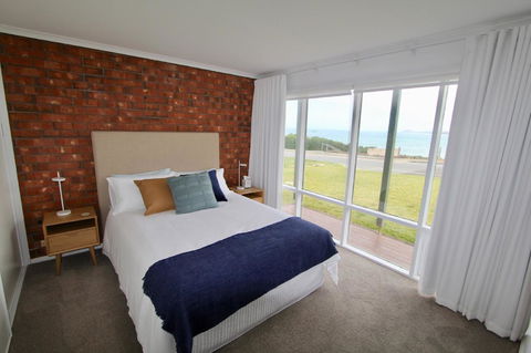 Southern Sands\' Beachfront Apartment - Accommodation Asia 13