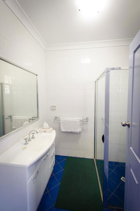 The Anglers Inn - Accommodation Guide 8