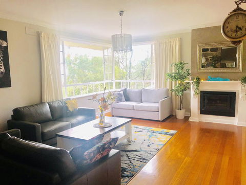 Stunning House With Beautiful Entertainment Area!! - Accommodation Asia 1
