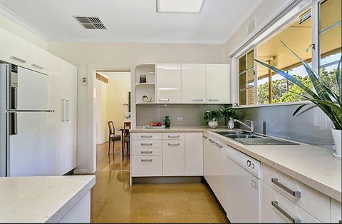 Stunning House With Beautiful Entertainment Area!! - Accommodation Asia 10
