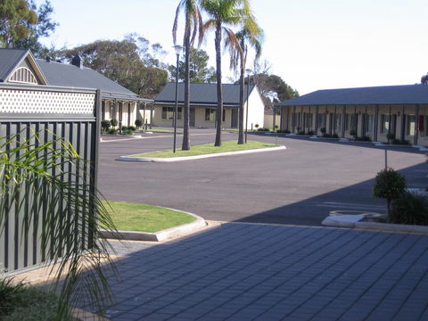 Sundowner Motel Hotel - Accommodation Asia 1