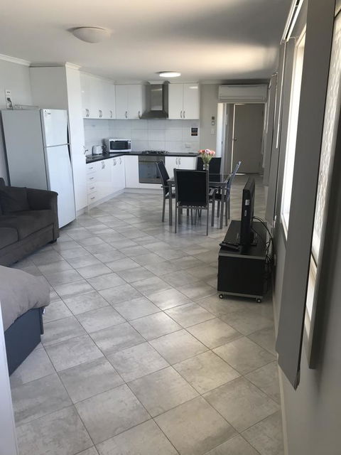 Beachside & Jetty View Apartment 6 - Captain\'s Apt - Accommodation Asia 4