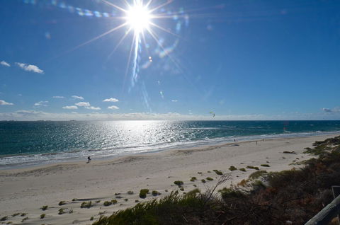 Cottesloe Beachfront Ocean View Apartment - Accommodation Guide 8