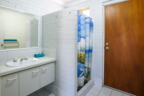 Shark Bay Seafront Apartments - Accommodation Asia 10