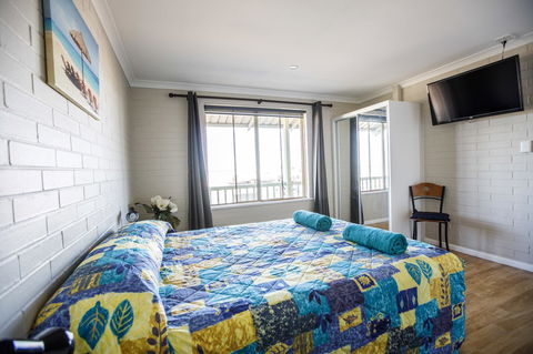 Shark Bay Seafront Apartments - Accommodation Asia 4