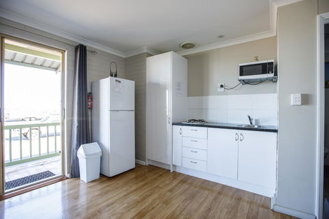 Shark Bay Seafront Apartments - Accommodation Asia 5