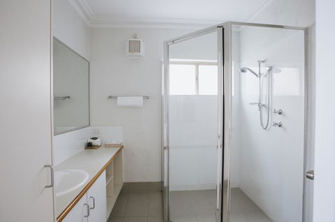 Canal Rocks Beachfront Apartments - Accommodation Guide 34