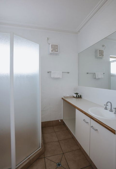 Canal Rocks Beachfront Apartments - Accommodation Guide 6