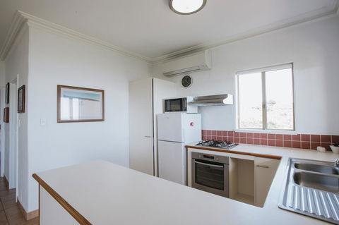 Canal Rocks Beachfront Apartments - Accommodation Guide 10