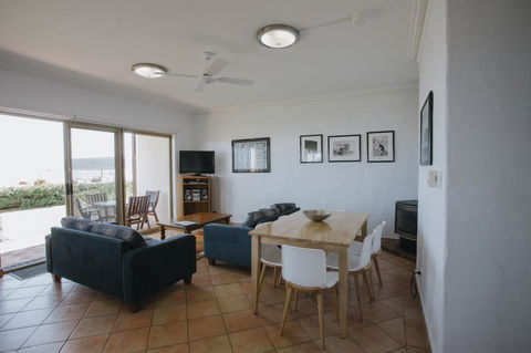 Canal Rocks Beachfront Apartments - Accommodation Guide 8