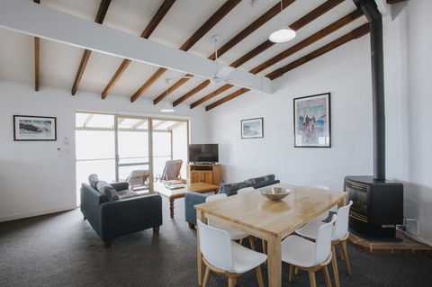 Canal Rocks Beachfront Apartments - Accommodation Guide 22