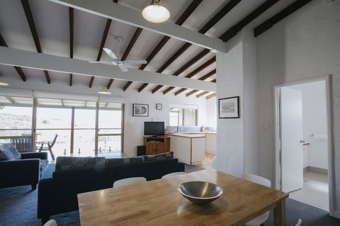 Canal Rocks Beachfront Apartments - Accommodation Guide 16