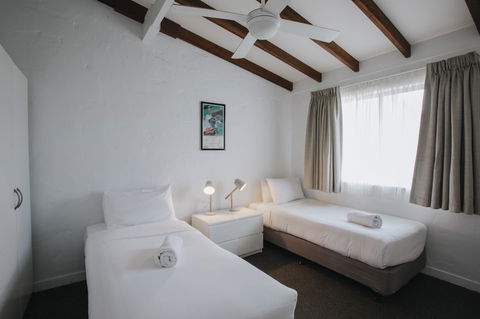 Canal Rocks Beachfront Apartments - Accommodation Guide 17