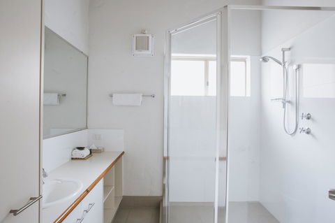 Canal Rocks Beachfront Apartments - Accommodation Guide 1