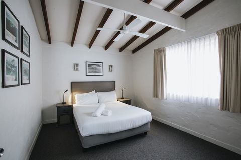Canal Rocks Beachfront Apartments - Accommodation Guide 3