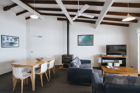 Canal Rocks Beachfront Apartments - Accommodation Guide 2