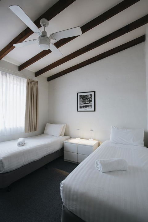 Canal Rocks Beachfront Apartments - Accommodation Guide 12