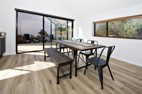 Margaret River Bungalow-1-street - Pet Friendly - Accommodation Asia 10