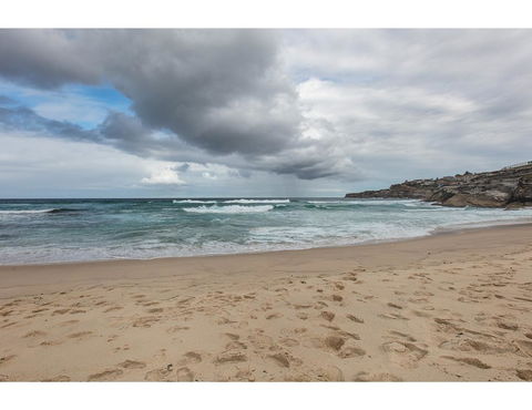Oceanside Elegance At Superb Home Steps From Sand - Accommodation Asia 22