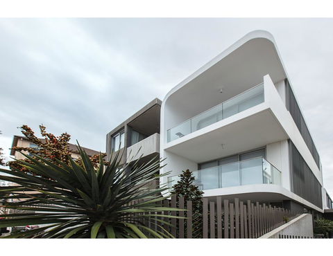 Oceanside Elegance At Superb Home Steps From Sand - Accommodation Asia 19