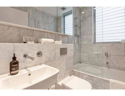 Oceanside Elegance At Superb Home Steps From Sand - Accommodation Asia 3