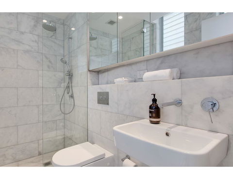 Oceanside Elegance At Superb Home Steps From Sand - Accommodation Asia 12