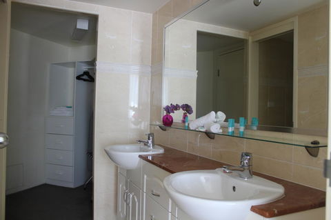 The Boathouse Resort Luxury Apartments - Accommodation Asia 7