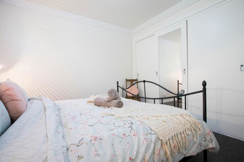 Armidale Cottage - House 2 - Accommodation Asia 24