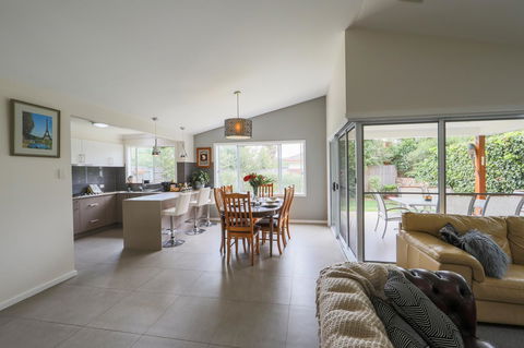Armidale Cottage - House 2 - Accommodation Asia 16