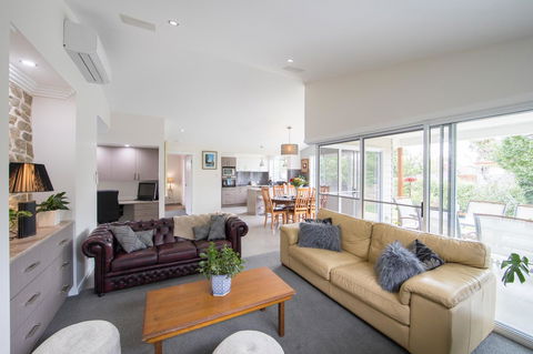 Armidale Cottage - House 2 - Accommodation Asia 19