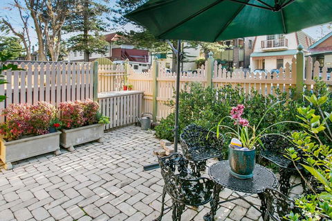 Oversized 2 Bedroom Manly Beach House - Accommodation Asia 1