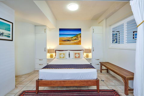 Julians Apartments - Accommodation Guide 7