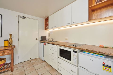 Julians Apartments - Accommodation Guide 10