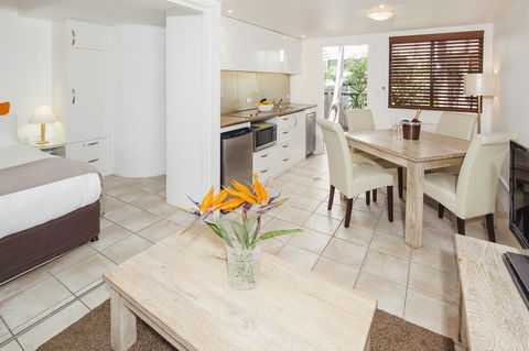 Julians Apartments - Accommodation Guide 18