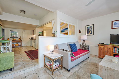 Julians Apartments - Accommodation Guide 3