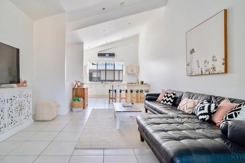 Hastings By The Sea - Accommodation Guide 6