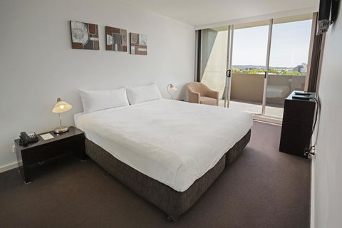 Honeysuckle Executive Apartments - Accommodation Asia 36