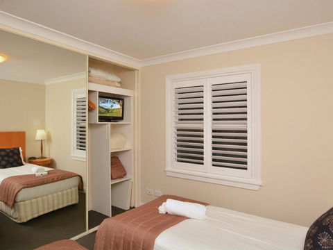 Villa De Saran Located Within Cypress Lakes - Accommodation Guide 10