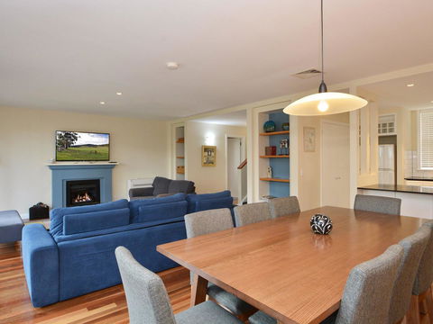 Villa De Saran Located Within Cypress Lakes - Accommodation Guide 12
