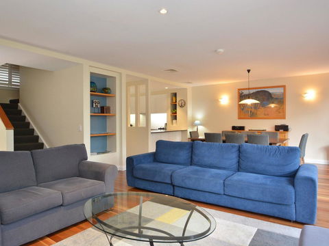 Villa De Saran Located Within Cypress Lakes - Accommodation Guide 11